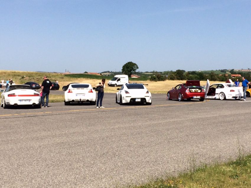 Exposition des autos sur la piste de l'aérodrome de Belmont-sur-Rance
